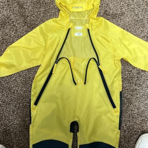 Boys or girls yellow rain suit size 4T - Picture 3 of 4
